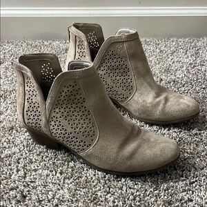 Ana Lakewood Tan woman’s ankle boot Size 7.5